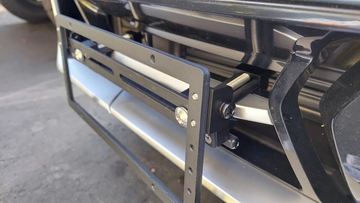 Sly Bracket fits 2024 BMW X5 sDrive40i, xDrive40i, and xDrive50e with horizontal slat lower grille.