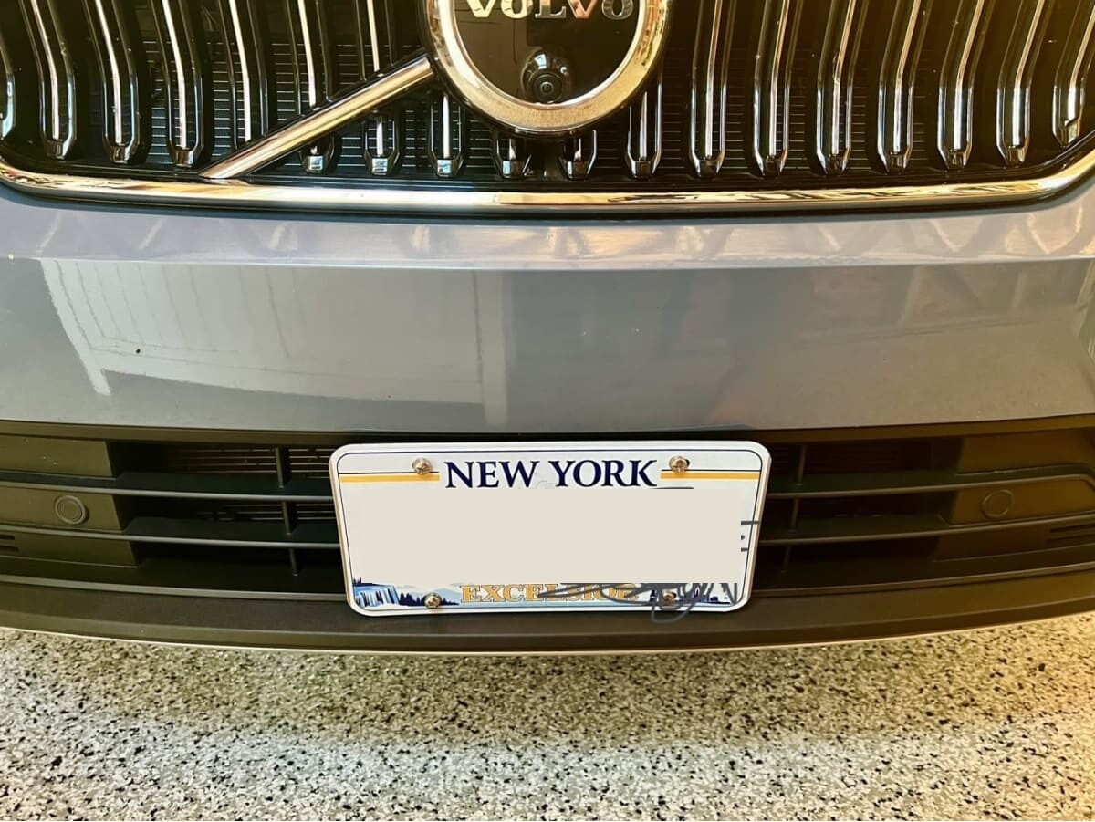 Sly Bracket fits Volvo XC40 with horizontal slats lower grille.