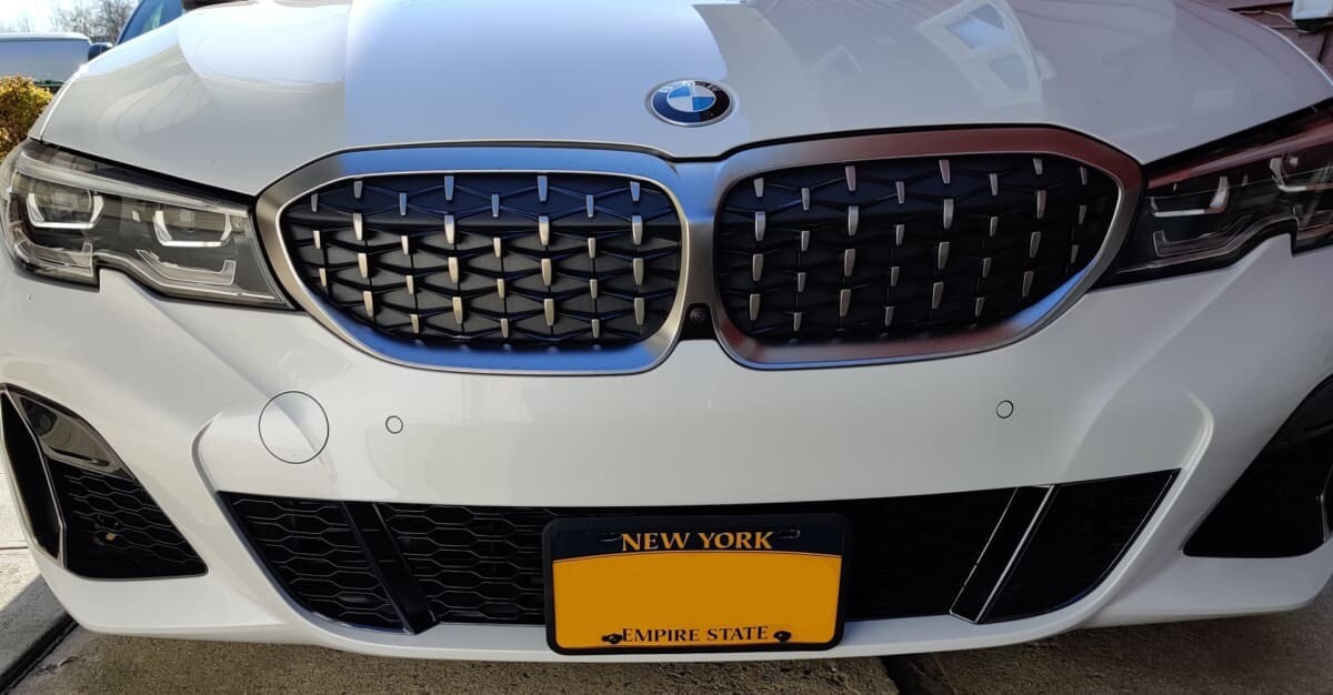 Sly Bracket for BMW M340i with mesh lower grille.