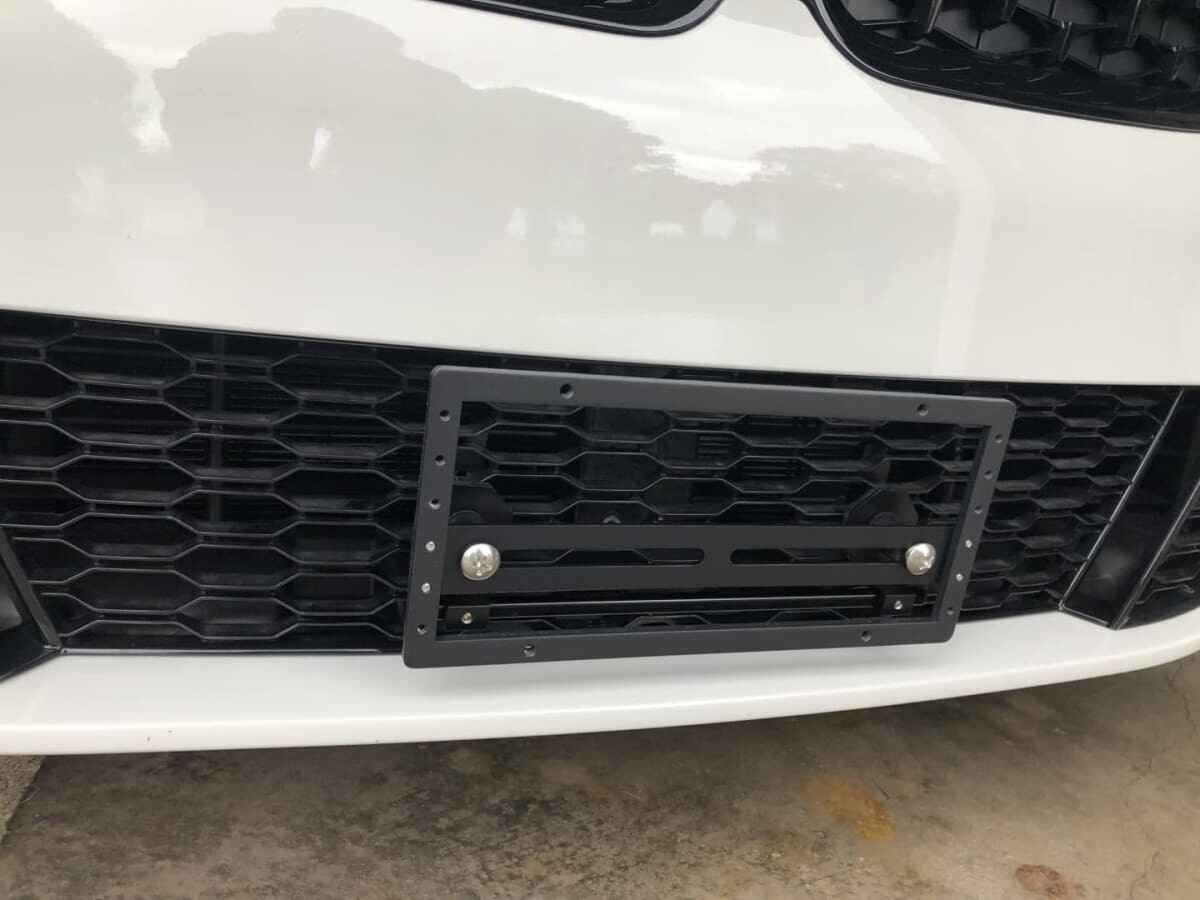 Sly Bracket for BMW M340i with mesh lower grille.
