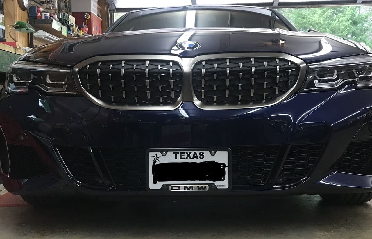 Sly Bracket for BMW M340i with mesh lower grille.