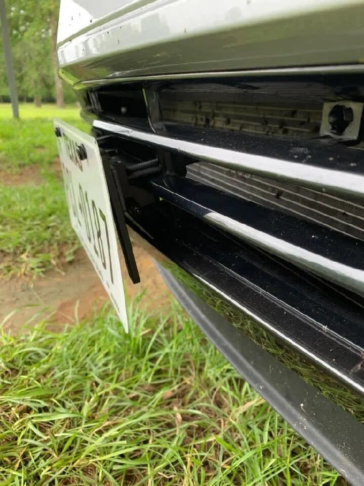 Sly Bracket for Buick Enclave with horizontal slats lower grille.
