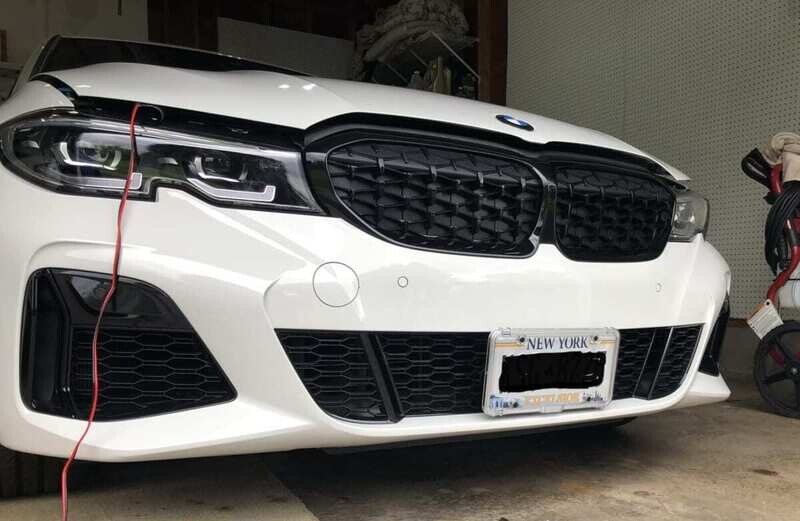 Sly Bracket for BMW M340i with mesh lower grille.