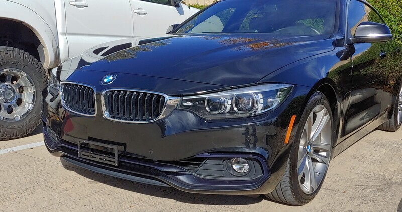 Sly Bracket for BMW 430i with horizontal slats lower grille.