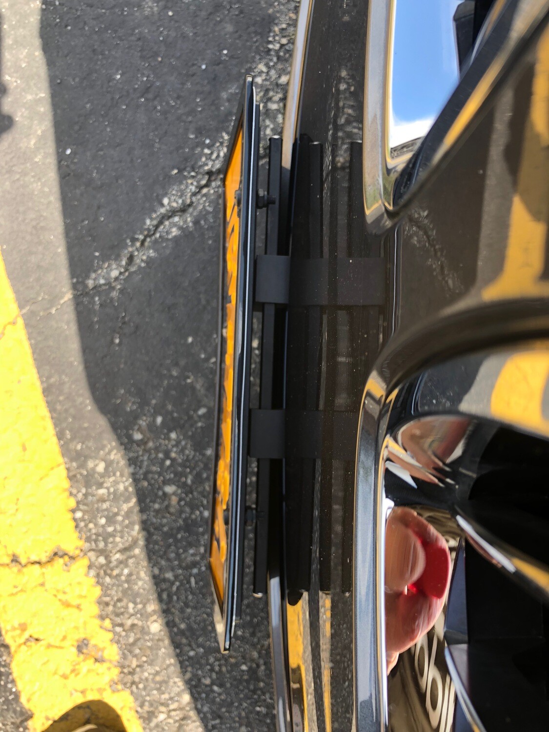 Sly Bracket for BMW 430i with horizontal slats lower grille.