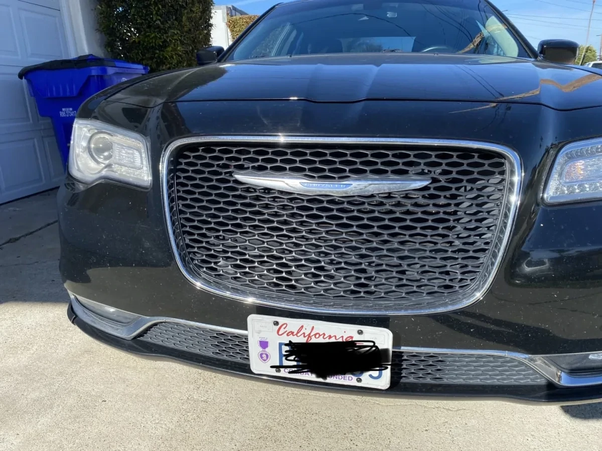 Sly Bracket for Chrysler 300 with mesh-style lower grille.