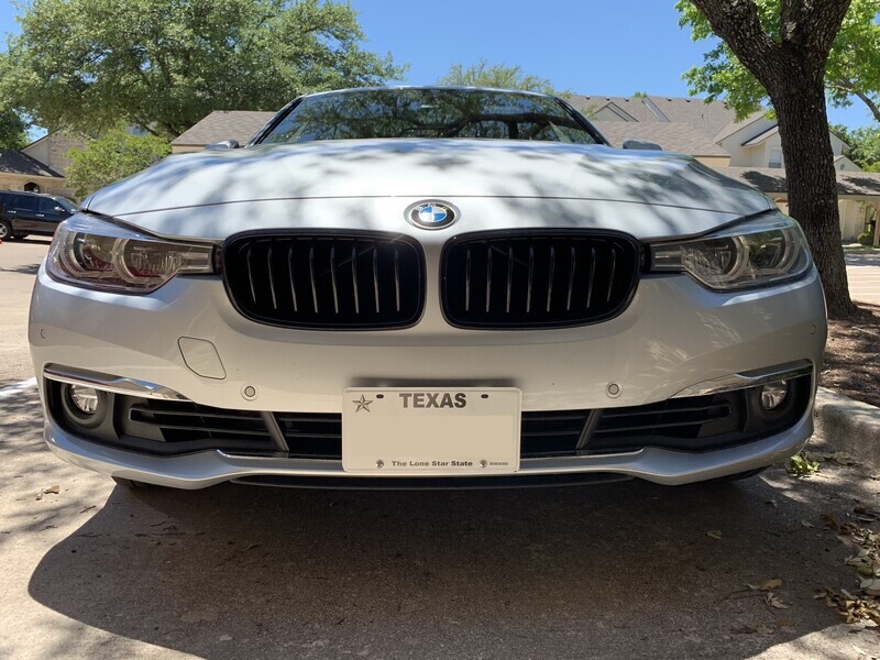 Sly Bracket for BMW330i with horizontal slats lower grille.