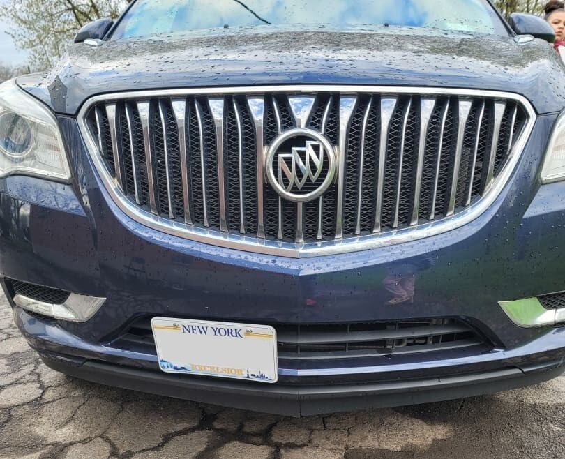 SLY BRACKET FOR BUICK ENCLAVE WITH HORIZONTAL SLATS LOWER GRILLE