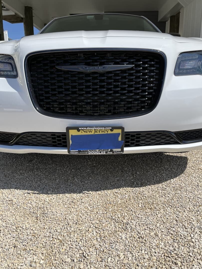 Sly Bracket for Chrysler 300 with mesh-style lower grille.