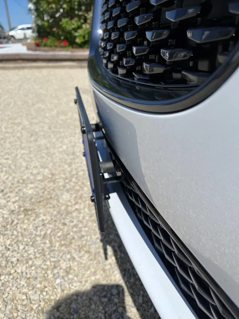 Sly Bracket for Chrysler 300 with mesh-style lower grille.