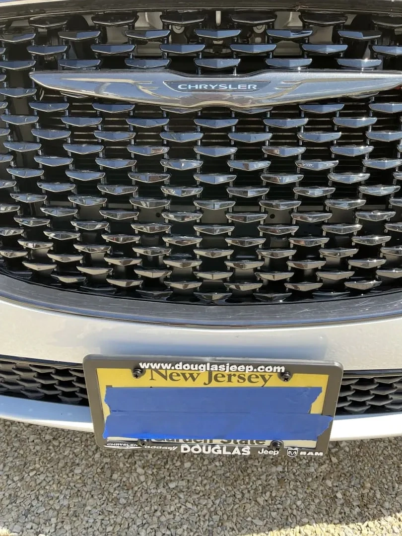 Sly Bracket for Chrysler 300 with mesh-style lower grille.