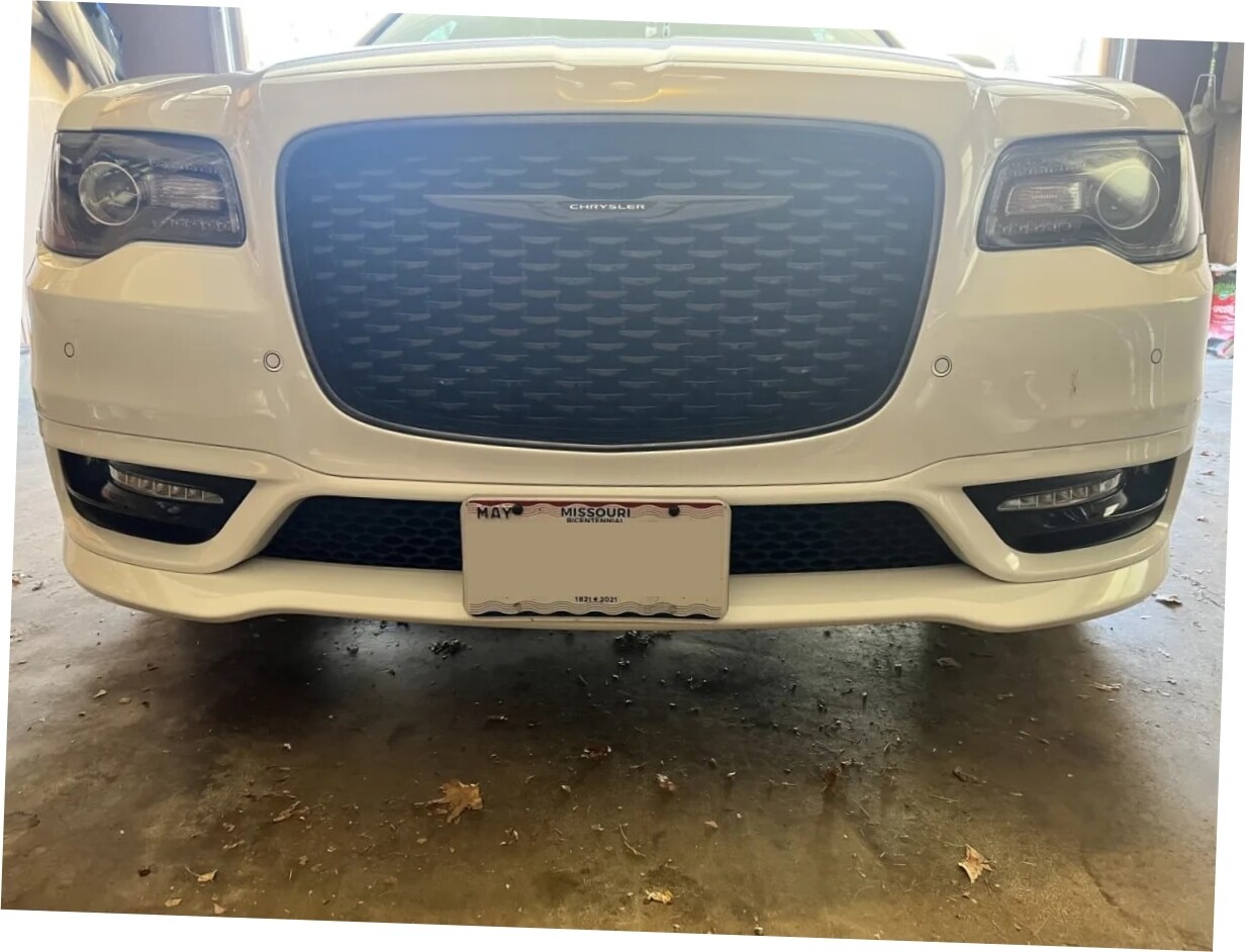Sly Bracket for Chrysler 300 with mesh-style lower grille.