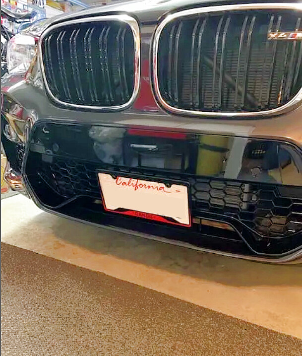 Sly Bracket for BMW X4 with mesh lower grille.