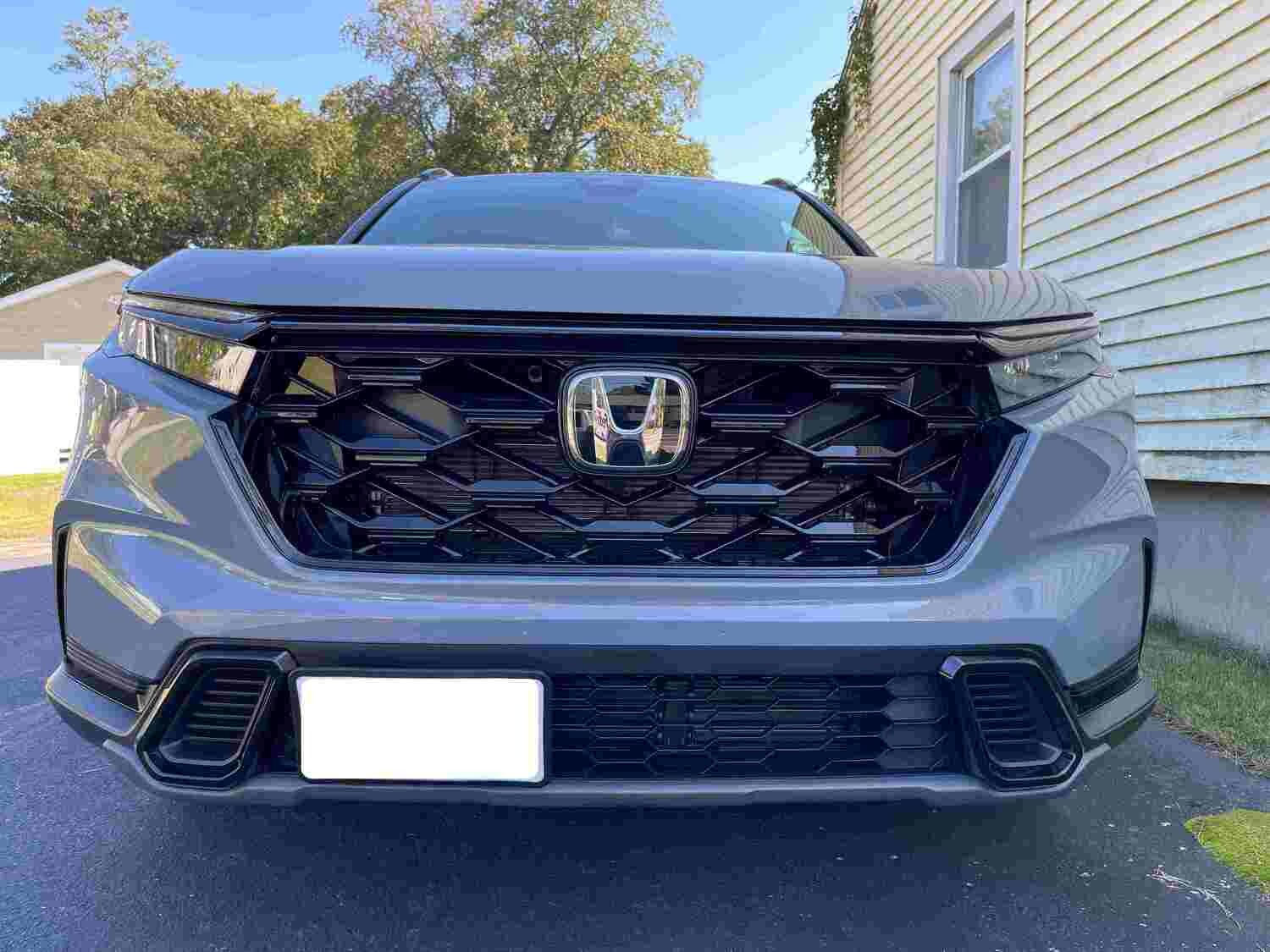 Sly Bracket for Honda CR-V with mesh-style lower grille.