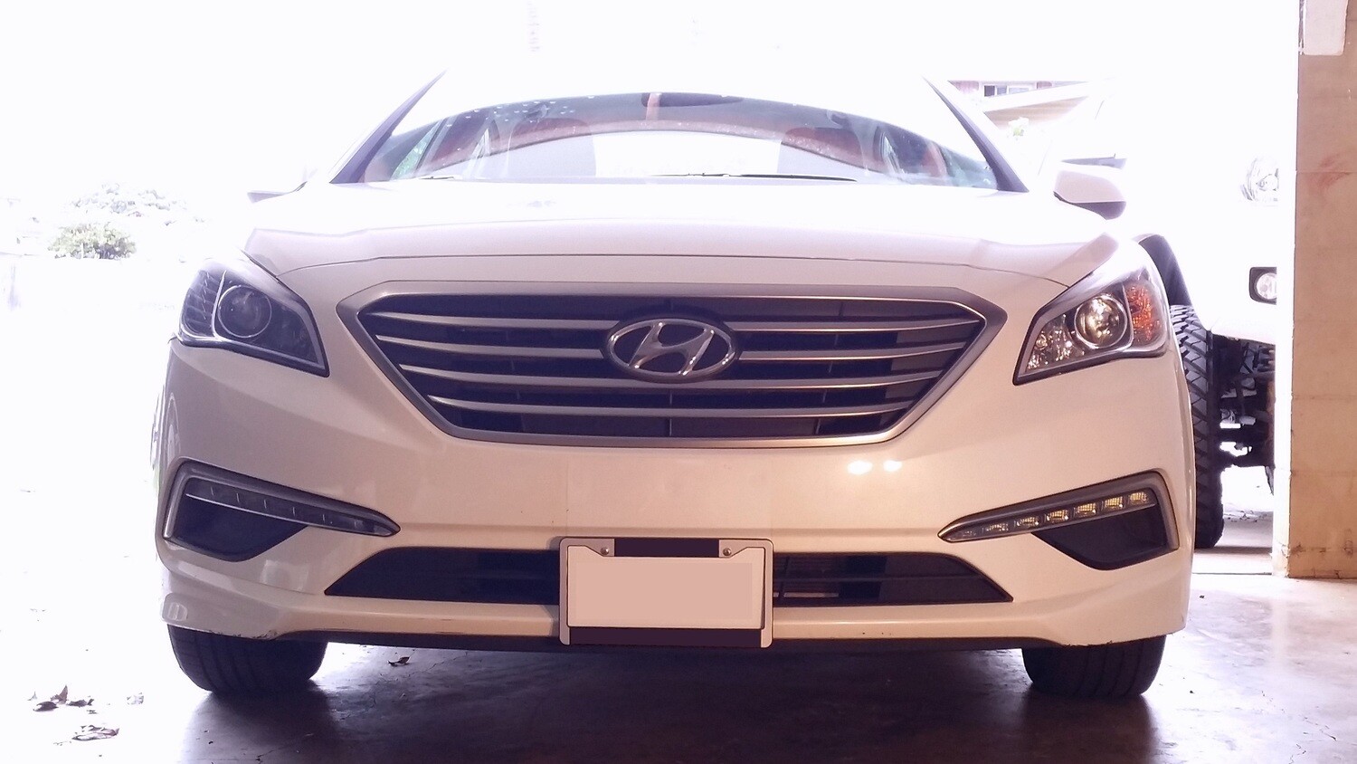 SLY BRACKET FITS HYUNDAI MODELS WITH HORIZONTAL SLAT LOWER GRILLE