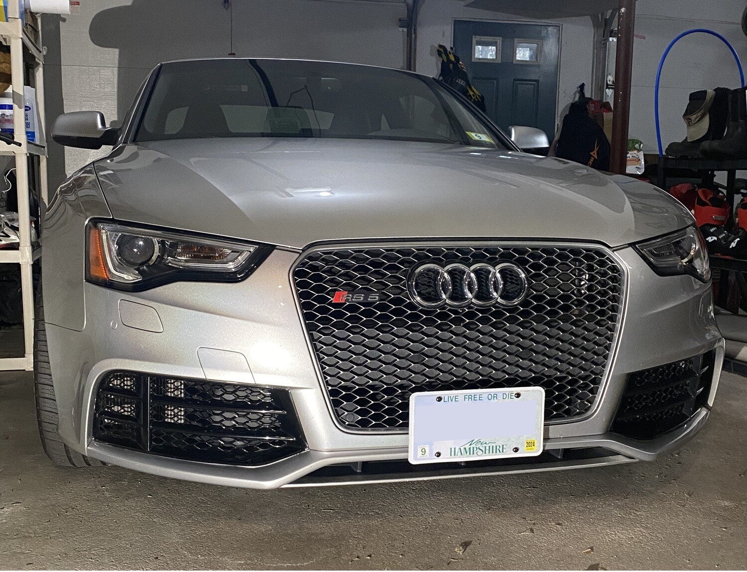 Sly Bracket for Audi RS5 with mesh-style lower grille.