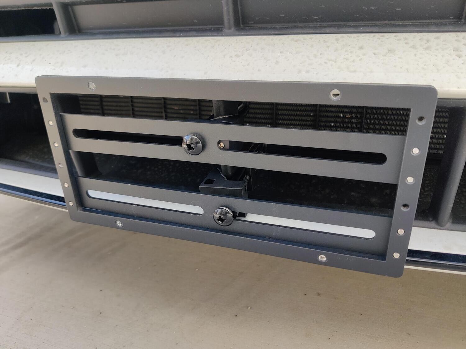 SLY BRACKET FITS LOWER GRILLES WITH ONE CENTER VERTICAL OR OFF-CENTER VERTICAL SLAT