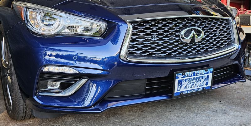 SLY BRACKET FITS INFINITI Q50 WITH HORIZONTAL SLATS LOWER GRILLE