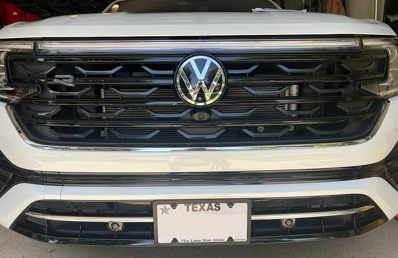 SLY BRACKET FOR 2024 VOLKSWAGEN ATLAS WITH HORIZONTAL AND VERTICAL SLATS LOWER GRILLE