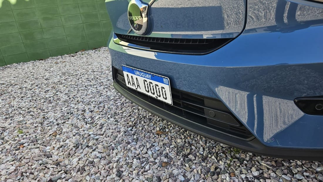Sly Bracket fits Volvo C40 with horizontal slats lower grille.