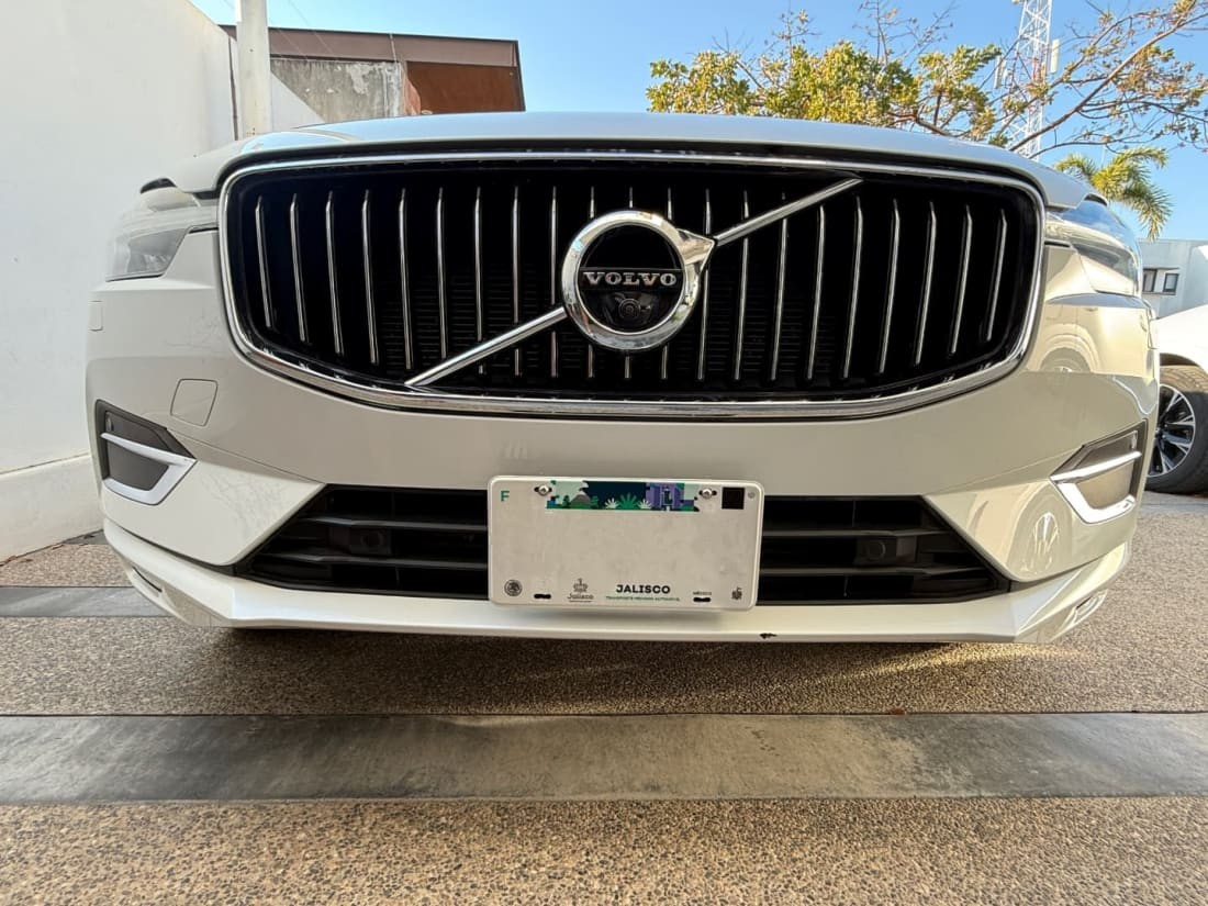Sly Bracket fits Volvo XC60 with horizontal slats lower grille.