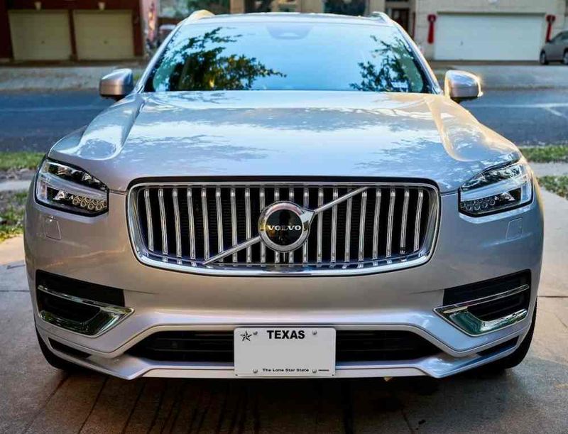 Sly Bracket fits Volvo XC90 with horizontal slats lower grille.