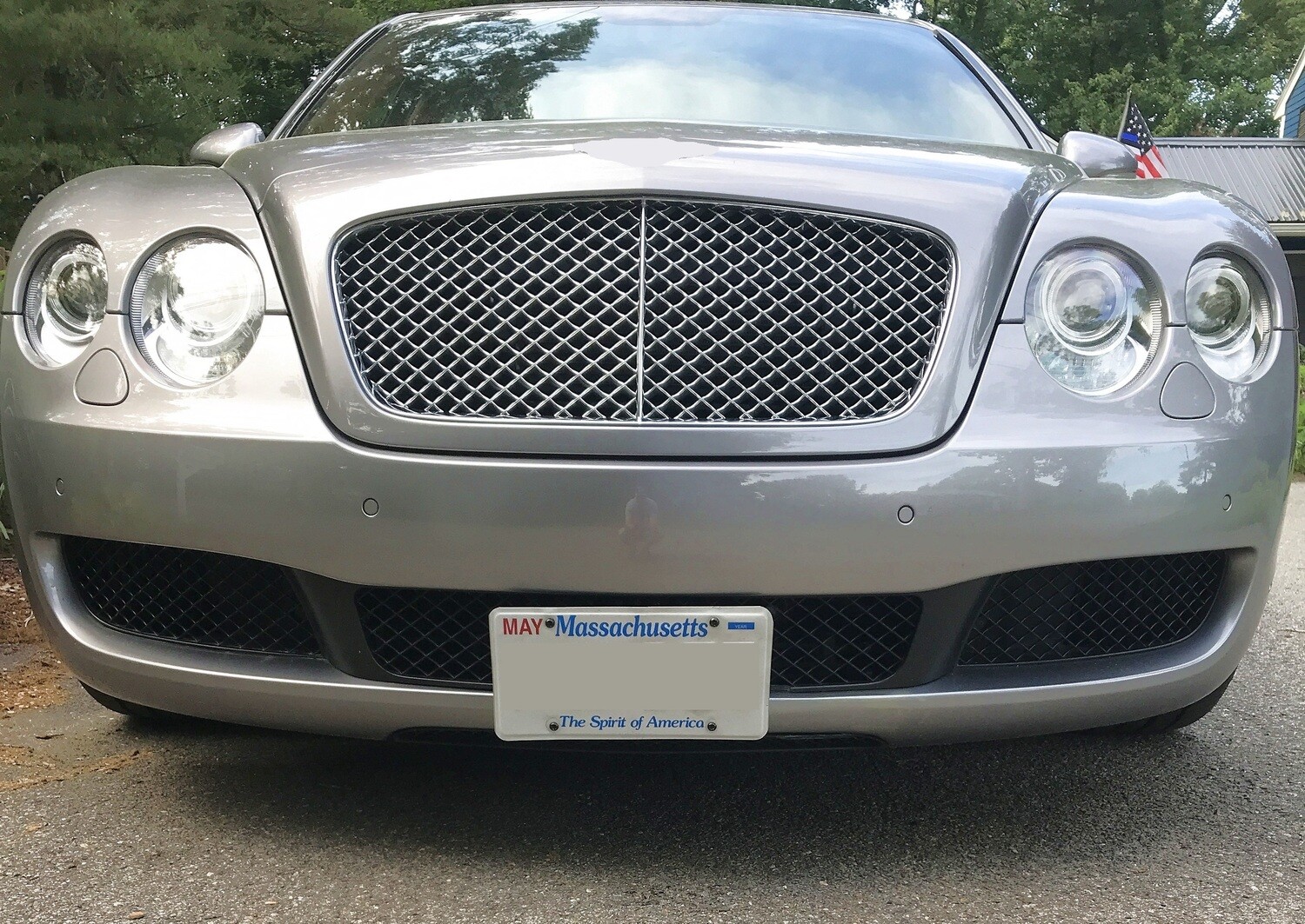 Sly Bracket for Bentley Bentayga, Continental Flying Spur, and GTC, with mesh-style lower grille.