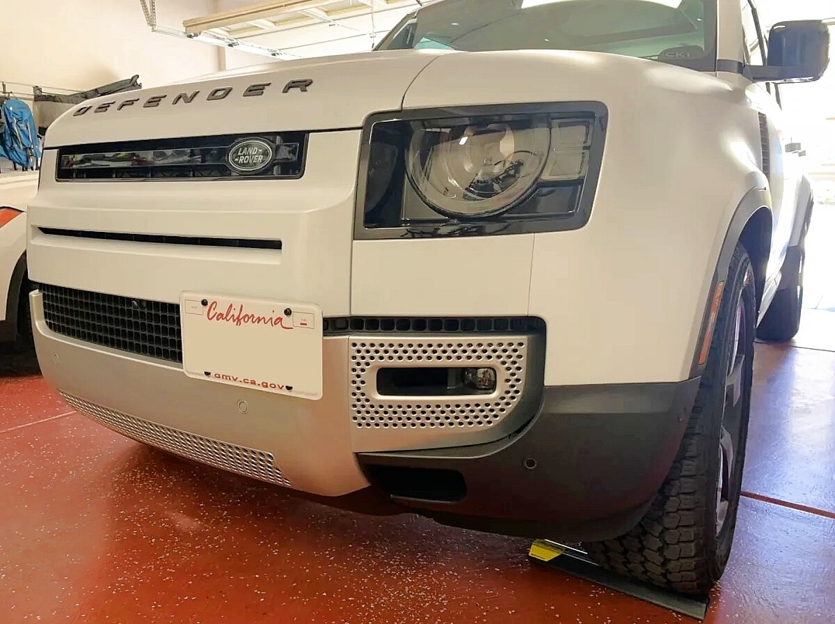 Sly Bracket for Land Rover models with mesh-style lower grille.