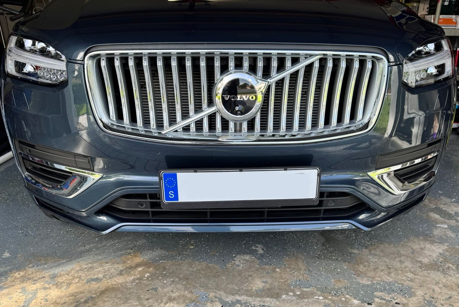 Sly Bracket fits Volvo XC90 with horizontal slats lower grille.