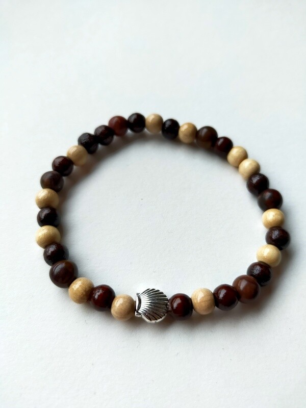Armbandje met bruine tijgeroog, houten kralen en Jacobsschelp