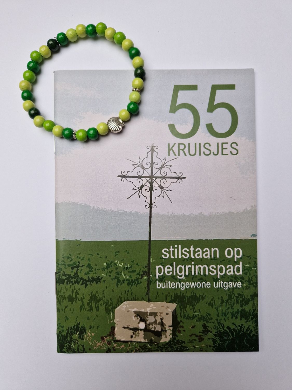 Armbandje met houten kralen, kruisje en Jacobsschelp + GRATIS buitengewoon boekje
