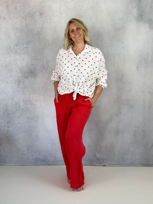 Musselin Hemdbluse mit Herzen, weiß – rot Musselin Hemdbluse mit Herzen, weiß – rot
