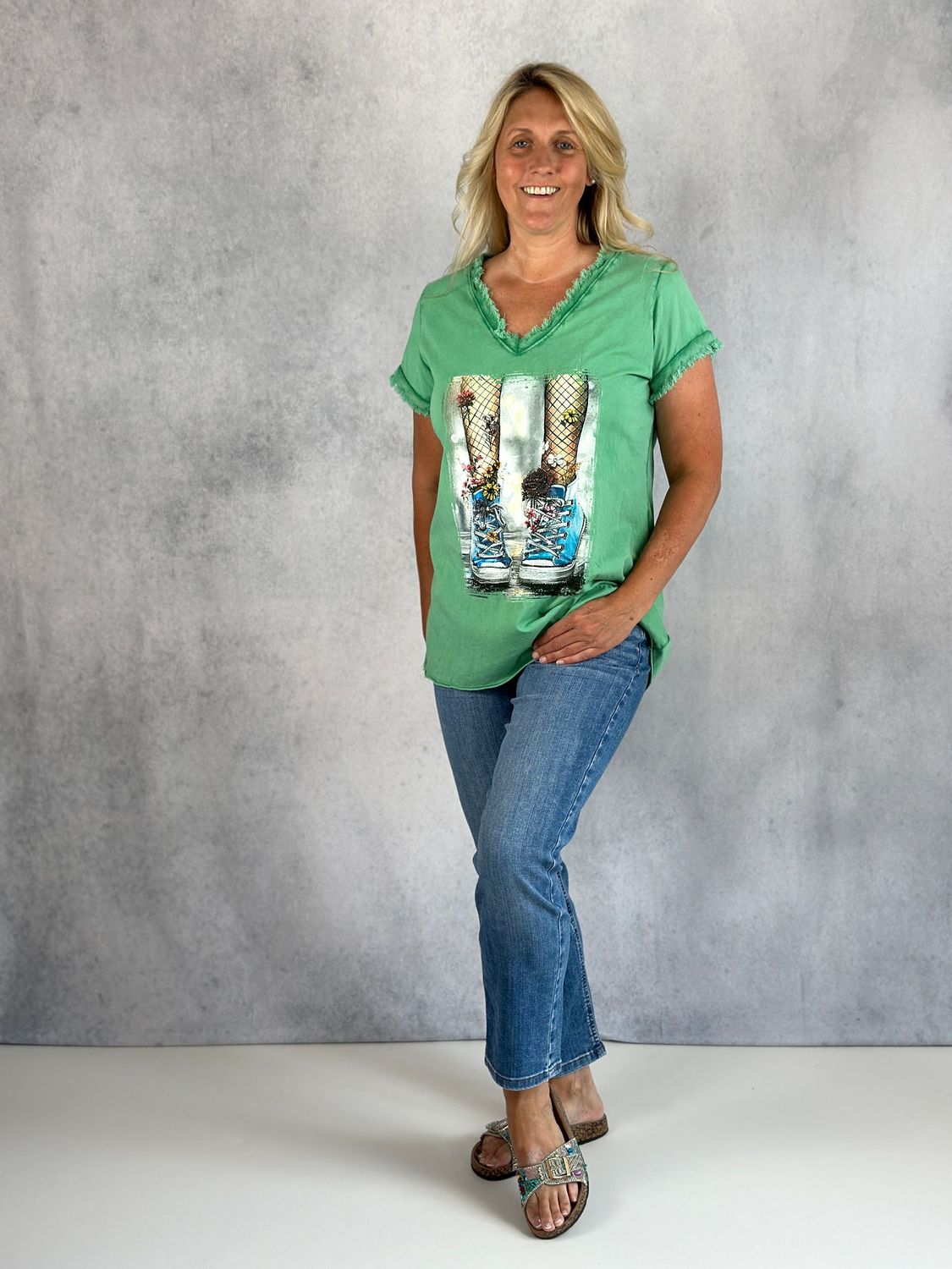 Fransiges T-Shirt mit Sneaker Print, grün
