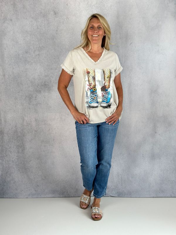 Fransiges T-Shirt mit Sneaker Print, taupe Fransiges T-Shirt mit Sneaker Print, taupe