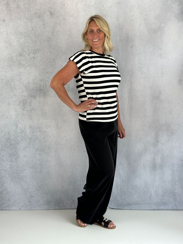 Leichte Sommerhose mit weitem Bein, schwarz Leichte Sommerhose mit weitem Bein, schwarz