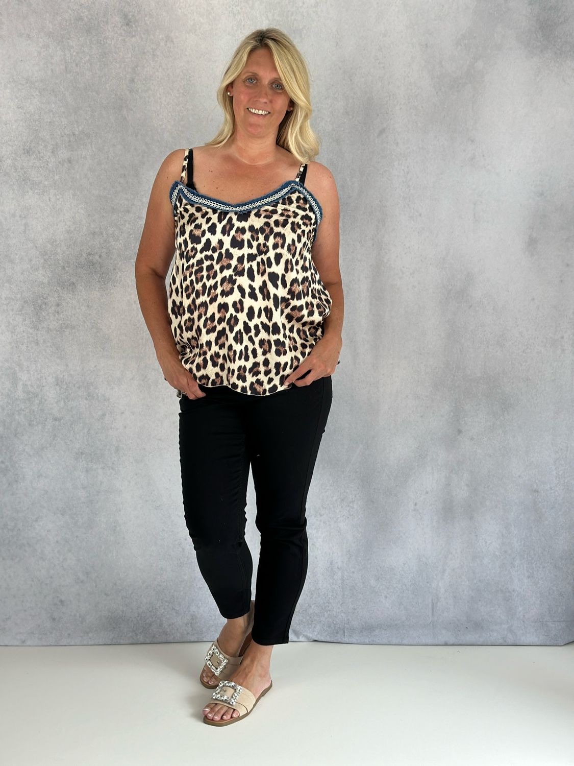 Träger Top, Leo-Jeans