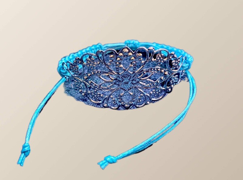 Makramee Armband mit Metall Ornament