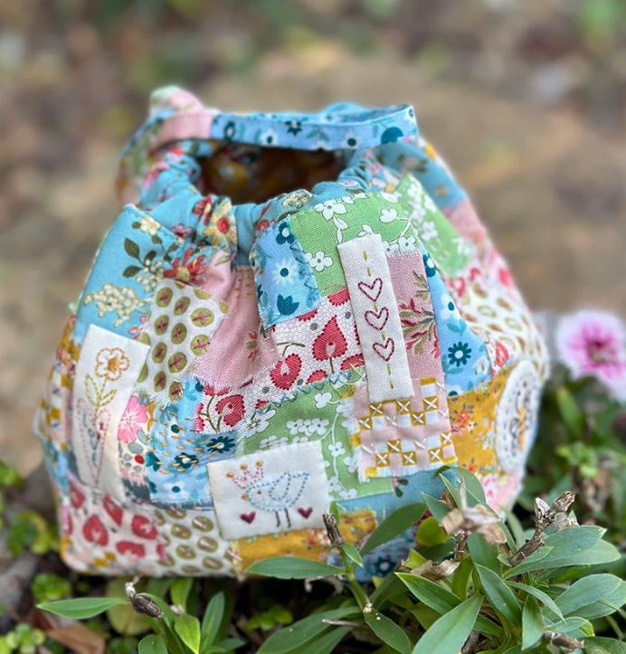 D404 Handy Dandy Pouch (Pre-Printed Stitchery)