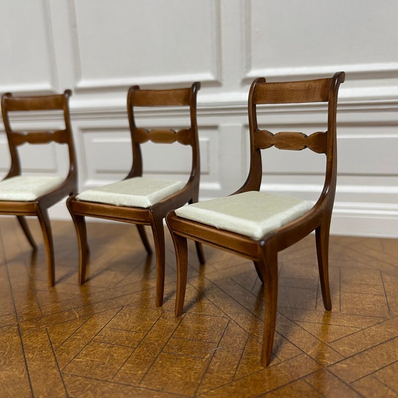set of 4 matching Sabre leg dining chairs