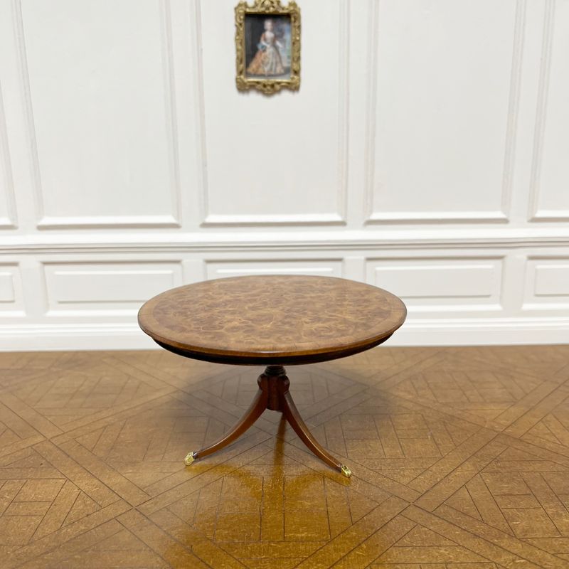 Early 19thc breakfast or dining table A Early 19thc breakfast or dining table A