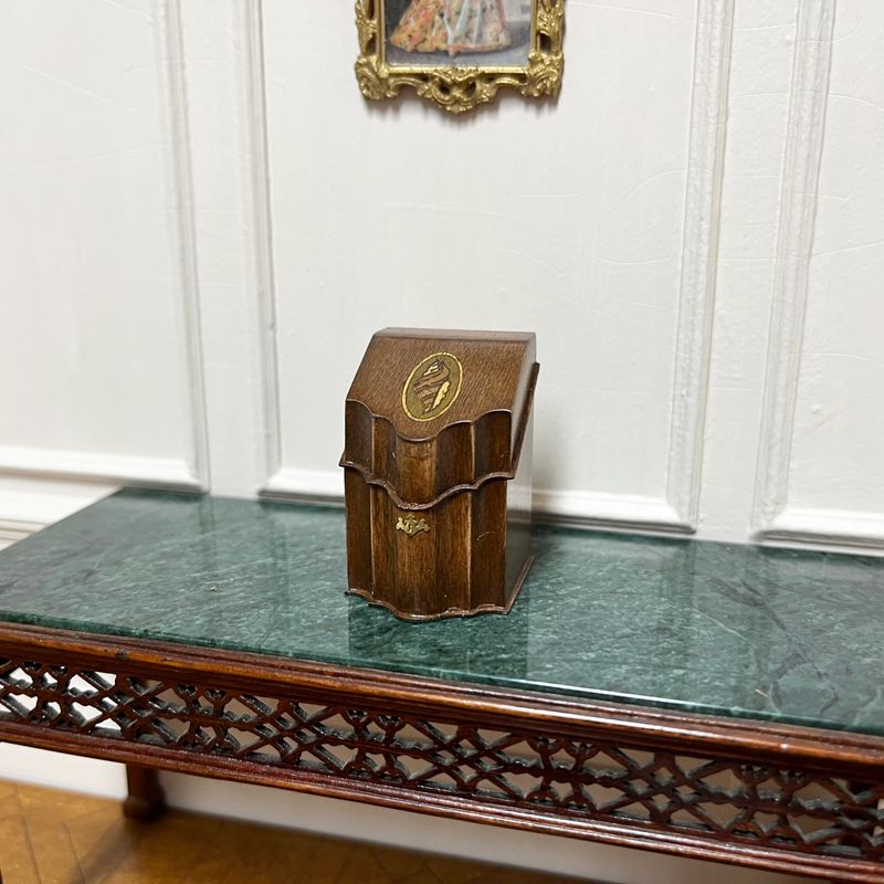 Gerorgian knife box with shell inlay Gerorgian knife box with shell inlay