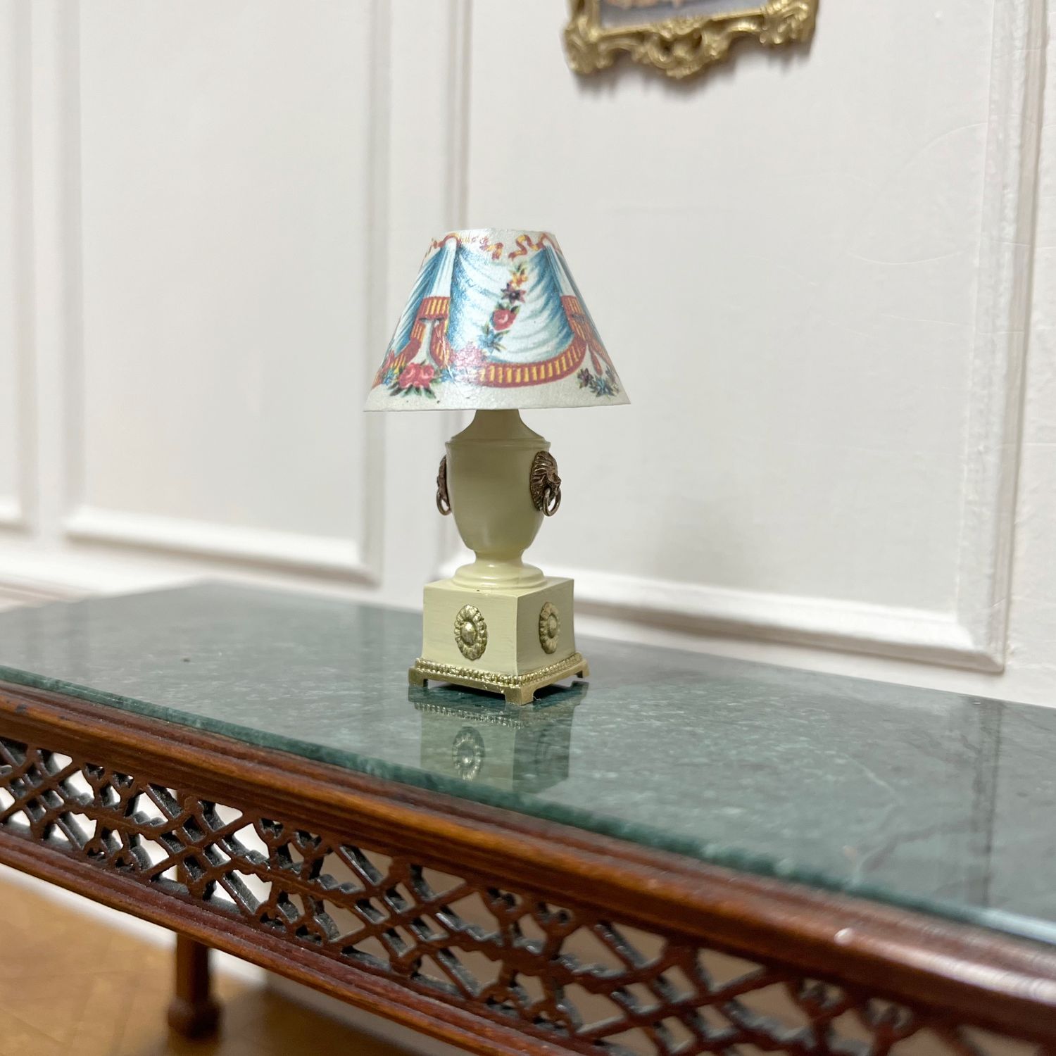 Toleware table lamp in CREAM