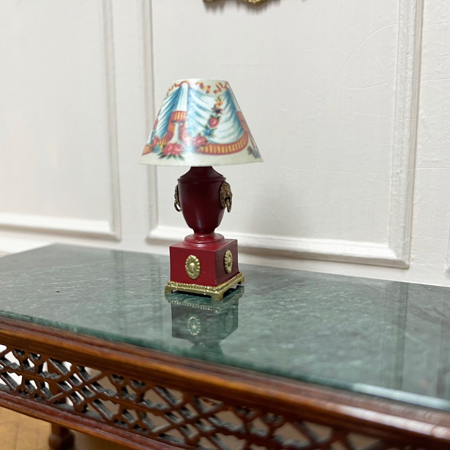Toleware table lamp, in RED