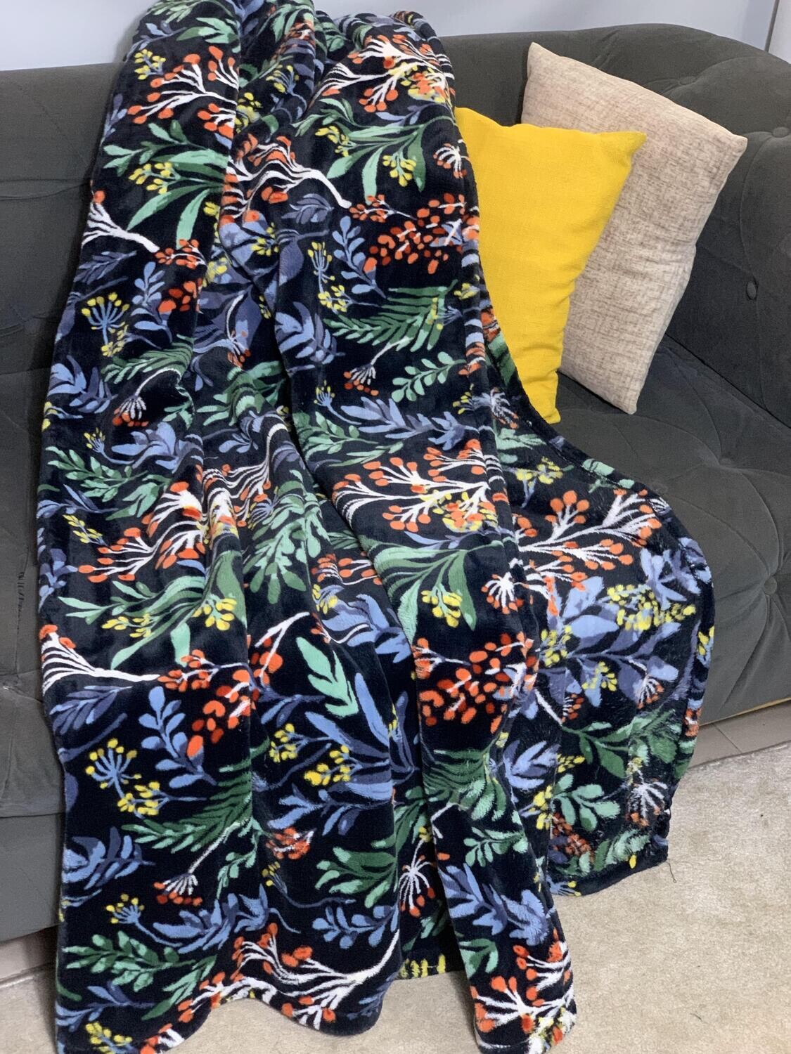 Flowered throw blanket