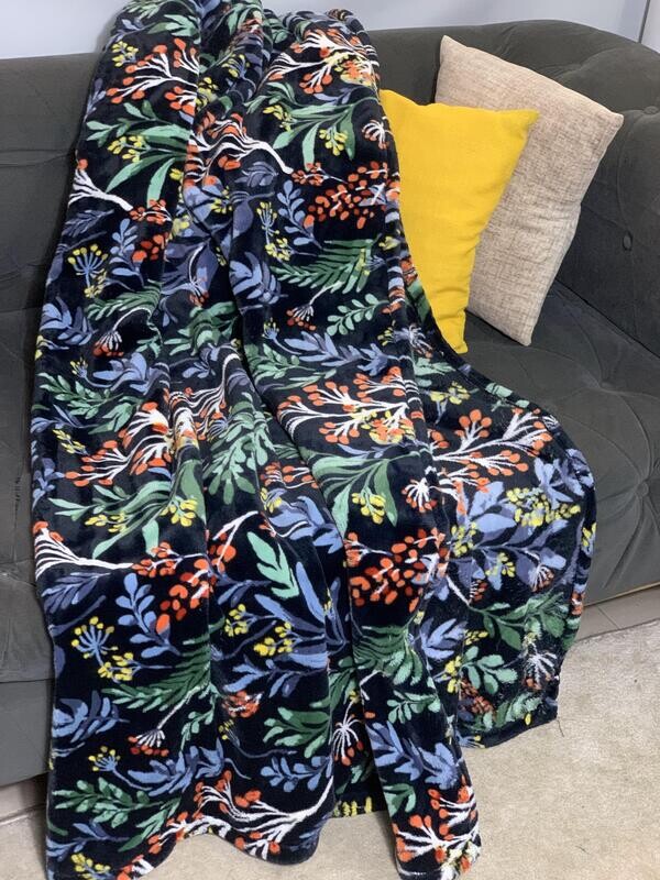 Flowered throw blanket