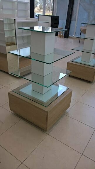 Exhibidor central con vidrios