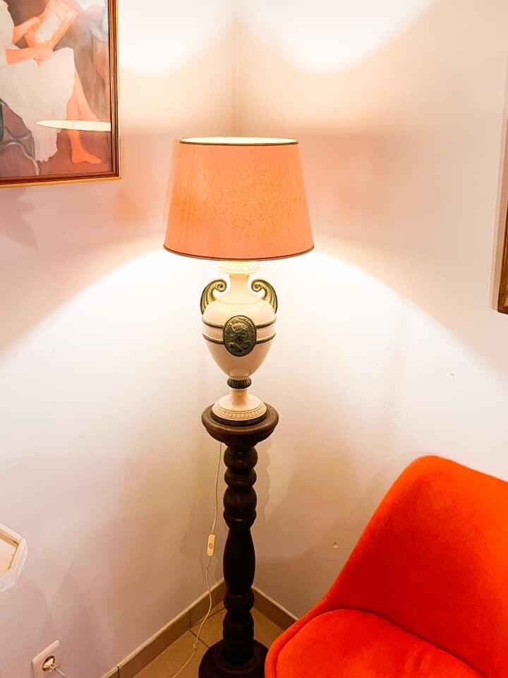 Staan lamp Griekse Vaas in Craquelé porselein Wit met Groen Patina  Medaillon Griekse Godin Griekse Vrouw Tafereel Tafellamp Vintage Retro Lamp