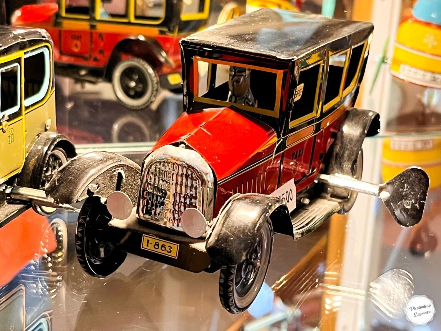 Oldtimer in Blik - Vintage Speelgoed - Ouderwetse rode taxi. Het originele  speelgoed is gemaakt door het bedrijf