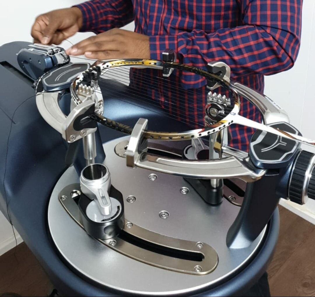racket stringing with string