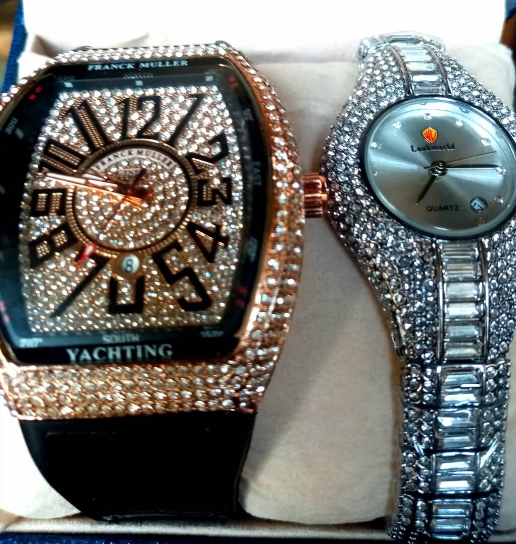 FM &amp; Lady Keep looking spinning watch